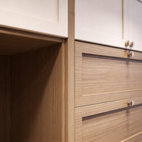 Système de dressing sur mesure avec coiffeuse, armoire avec tiroirs, étagères ouvertes, mobilier complet pour la maison