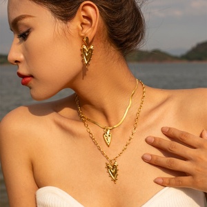 Collar con Colgante en Forma de Corazón, Diseño Europeo y Americano, Estilo Retro Hip-Hop de Alta Gama, Accesorio de Moda - Product Image 2