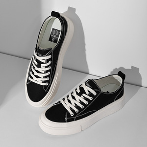 Chaussures plates classiques en toile noir mat, élégantes et tendance, avec plateforme, talon intégré, boucle de traction et coutures contrastées visibles. - Product Image 2