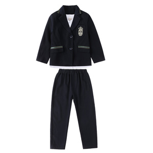 Ensemble uniforme scolaire unisexe pour enfants, garçons et filles, blazer bleu marine à revers cranté, passepoil vert doré, écusson, style britannique formel, vente en gros OEM - Product Image 6
