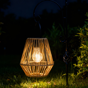 Lanterne solaire à économie d'énergie en imitation rotin, à main, suspendue, lumière blanche chaude pour l'extérieur, jardin, détection de lumière, étanche IP44 - Product Image 1
