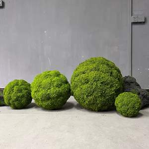 Boule de mousse verte artificielle en plastique souple à suspendre, décoration végétale pour usage extérieur - Product Image 1