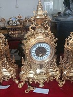 Horloge de cheminée mécanique en laiton de style Louis XV Rococo français, imitation antique du XVIIIe siècle, plaqué or 24 carats, grande taille