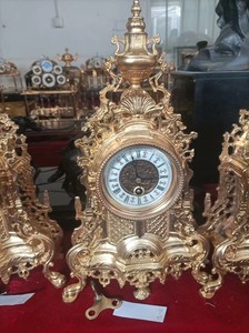 Horloge de cheminée mécanique en laiton de style Louis XV Rococo français, imitation antique du XVIIIe siècle, plaqué or 24 carats, grande taille - Product Image 3