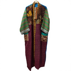 Kimono Japonés de Seda Vintage de Lujo Hecho a Mano, con Cuello en V, Cierre con Cordón, Largo, Elegante y con Parches - Product Image 1