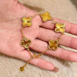 สินค้าไลฟ์สด: กำไลข้อมือรูปใบโคลเวอร์สี่แฉก CNC สำหรับผู้หญิง - ดีไซน์หรูหรา โดดเด่น ไม่ซ้ำใคร เครื่องประดับสุดประณีต ใช้งานได้หลากหลายและสง่างาม - Product Image 1