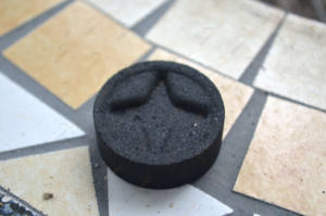 HongQiang 35mm étoile ronde charbon de <span class=keywords><strong>bois</strong></span> Shisha narguilé charbon éclairage rapide comprimés fruits <span class=keywords><strong>bois</strong></span> matière première ananas goût - Product Image 3