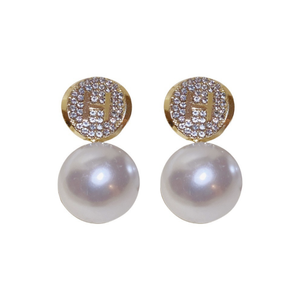Boucles d'oreilles clous en perles et lettres style diamant français, tendance, personnalité, luxe léger, tempérament, vente en gros pour <span class=keywords><strong>femme</strong></span> - Product Image 5