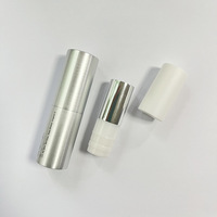 Tube à rouge à lèvres en aluminium argenté de luxe, logo personnalisé, emballage cosmétique rechargeable, texture premium, tube à baume à lèvres magnétique