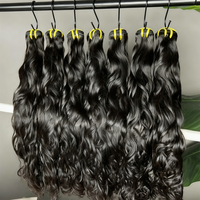 Extensions de Cheveux Humains Bruts en Gros 100% Grade 12A Couleur Noire Ondulée Naturelle Paquets de Cheveux Ondulés Naturels Cambodgiens