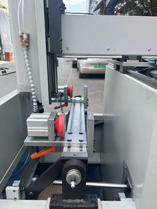 Perforadora de ángulo de perfil de aluminio completamente automática Máquina de enrutador de copia <span class=keywords><strong>CNC</strong></span> para fresado <span class=keywords><strong>CNC</strong></span> de perfil de aluminio - Product Image 2