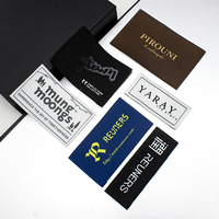 Étiquettes de vêtements en polyester écologiques tissées sur mesure de luxe avec logo en relief et extrémité asymétrique pour vêtements, chaussures, sacs, jeans