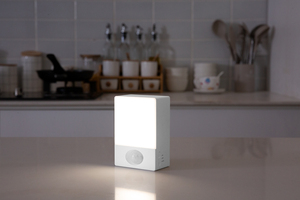 带运动传感器的 LED 灯，带暖白色可充电电池，可调光，现代设计，适合卧室 - Product Image 2