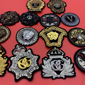 मनके सेक्विन छोटा क्राउन मधुमक्खी देवी पत्र पैच कढ़ाई पदक बैग कपड़ा फाड़ना छेद सूट कपड़ा पैच - Product Image 2