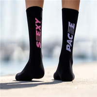 Chaussettes de course personnalisées en gros pour hommes – Conception gratuite, chaussettes de compression durables en nylon pour le cyclisme et le sport