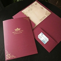 Carpeta de Presentación de Menú de Restaurante Personalizada con Estampado en Lámina Dorada, Color Rojo Vino, Tamaño A4, con Bolsillos, Impresión OEM, Marca Oufei, Fujian