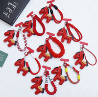 TOLKA Neujahrs-Festliches Rotes Pony-förmiges Handyband mit Logodruck aus Polyester-Material Unisex-Design für Mobiltelefon, Tasche, Gepäck