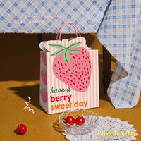 Sac fourre-tout en papier kraft durable avec imprimé fraise personnalisé, poignée en corde de coton, sac cadeau de luxe pour boulangerie, pâtisserie, boutique
