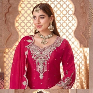 Conjunto Étnico Indio de Kurti de Seda Rosa Magenta con Bordado Intenso, Pantalones Sharara Acampanados y Dupatta con Trabajo de Calado para Mujer - Product Image 2