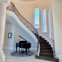 Escalier en colimaçon moderne en acier galvanisé avec garde-corps en verre, éclairage et lustre pour villa, hôtel, appartement, bureau, usage intérieur, écologique