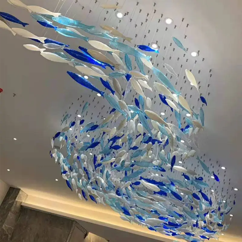 Decorazione d'interni personalizzata con grande lampadario artistico in vetro a forma di pesce blu per corridoi della hall dell'hotel