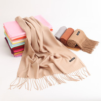 Châle pour femmes en cachemire Pashmina de couleur unie à la mode en gros Écharpe avec logo personnalisé et pompon