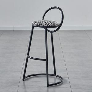 مقاعد معدنية معدنية من الجلد الفاخر مع تصميم مريح وثابت للاستخدام في بار المنزل والمطاعم (قابلة للتخصيص) - Product Image 5