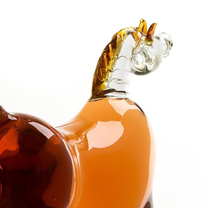 Shanghai Linlang 750ml 1000ml 1750ml Bouteilles de brandy de whisky en verre en forme d'animal faites à la main avec cheval du zodiaque - Product Image 5