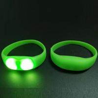 Bracelet LED personnalisé, écologique, vibrant, lumineux, télécommandé, à commande vocale, pour la décoration sur le thème de la romance