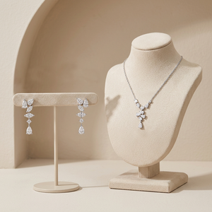 Nouvelle conception, style contemporain simple, boucles d'oreilles faites à la main en or blanc massif 18 carats, serties de pierres en forme de poire, de marquise et de rondes brillantes. - Product Image 4