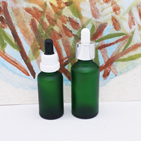 Bouteilles en verre givré vert de 30 ml avec pompe et couvercle en bambou pour cosmétiques