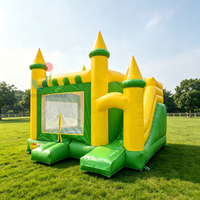 Château gonflable jaune-vert avec toboggans pour les aires de jeux pour enfants, les parcs, les festivals, les activités scolaires