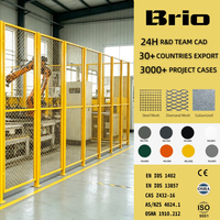 Clôture de protection industrielle Brio avec panneaux de sécurité en treillis soudé pour la protection des robots dans les usines automatisées
