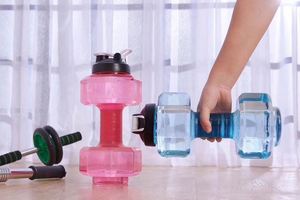 Botella Deportiva de Plástico de Grado Alimenticio de 2.4L con Logotipo Personalizado al por Mayor, Botella de Agua con Forma de Mancuerna de Gran Capacidad para Gimnasio, Fitness y Entrenamiento - Product Image 4