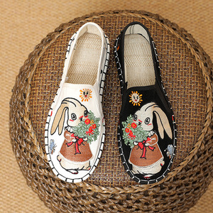 Chaussures en tissu brodé multicouche faites à la main style vieux Pékin pour femmes, respirantes, plates et décontractées, idéales pour le travail - Product Image 1