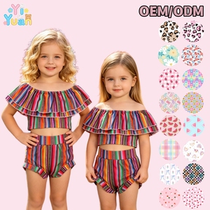 Completo Serape Personalizzato alla Moda per Bambine, Top Corto a Spalle Scoperte con Doppio Volant e <span class=keywords><strong>Pantaloncini</strong></span> con Orlo a Volant, Multicolore a Righe - Product Image 1