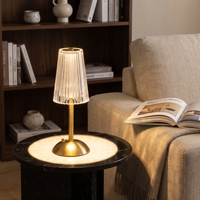 Lampe de table moderne en acrylique cristallin cannelé, base en dôme, sans fil, rechargeable, à intensité variable, lampe de chevet, lampe de bureau LED