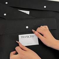 Pochette pour vêtements en non-tissé épaissi avec logo personnalisé, bouton pression, sac cadeau pour l'emballage de t-shirts et de vêtements, vente en gros