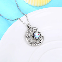 Colliers de femmes en forme de soleil et de lune avec pierre d'opale imitée Placage d'argent Colliers de pendentifs de mariage pour femmes