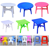 Accoudoirs empilables robustes au design moderne 2025 table et chaise de jardin en plastique coloré pour une utilisation dans la cour extérieure