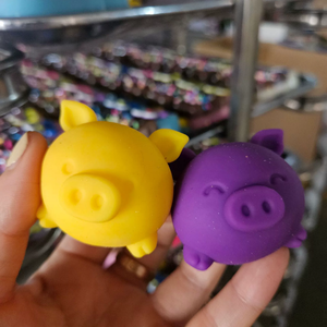 ของเล่นหมูน้อยน่ารัก ขุดดินได้ บีบเล่นได้ บรรเทาความเครียด ให้ความรู้สึกเหมือนดินน้ำมัน รูปทรงการ์ตูนหมู - Product Image 2
