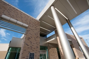 Panel compuesto de aluminio ignífugo A2 de 4mm, diseño antiestático ACP, plata metálica, 20 años de garantía para revestimiento de hotel moderno - Product Image 4