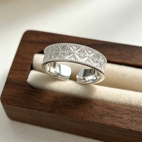Vintage Gravierter Breiter Ring für Damen, Hochwertiger Personalisierter Blumenmuster-Statementring