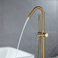 Robinet de baignoire autoportant en laiton doré brossé, à montage sur pont, avec bec cascade ovale à barre transversale, eau chaude et froide, fin et élégant