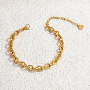 Pendentif géométrique tendance pour femme, en acier inoxydable plaqué or 18 carats, polyvalent, luxe léger, haut de gamme, collection automne-hiver - Product Image 4