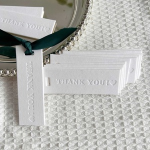 En stock – Étiquettes volantes en coton 9x3cm avec logo gaufré « MERCI » pour vêtements et cadeaux – Accepte la conception personnalisée - Product Image 3