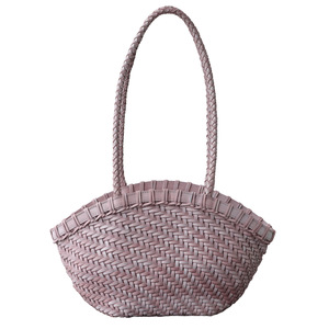 Sac fourre-tout tissé à la main, légèrement luxueux, en cuir de vachette tanné végétal et ciré effet brume; Panier en osier de style resort en forme de coquille - Product Image 5