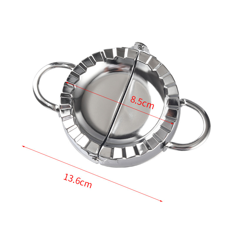 Molde mediano para dumplings de 8.5 cm, color plateado.