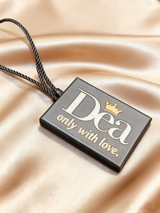 Etiquetas de Plástico con Logotipo Personalizado en Relieve y Estampado en Caliente para Relojes, Joyería y Ropa con Cordón de Nailon Resistente - Product Image 3