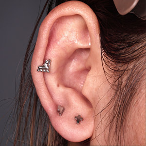 TT - Boucles d'oreilles vintage en titane ASTM-F136 plaqué or, bijoux de piercing corporel de qualité implantable, labret avec zircon serti griffe - Product Image 5